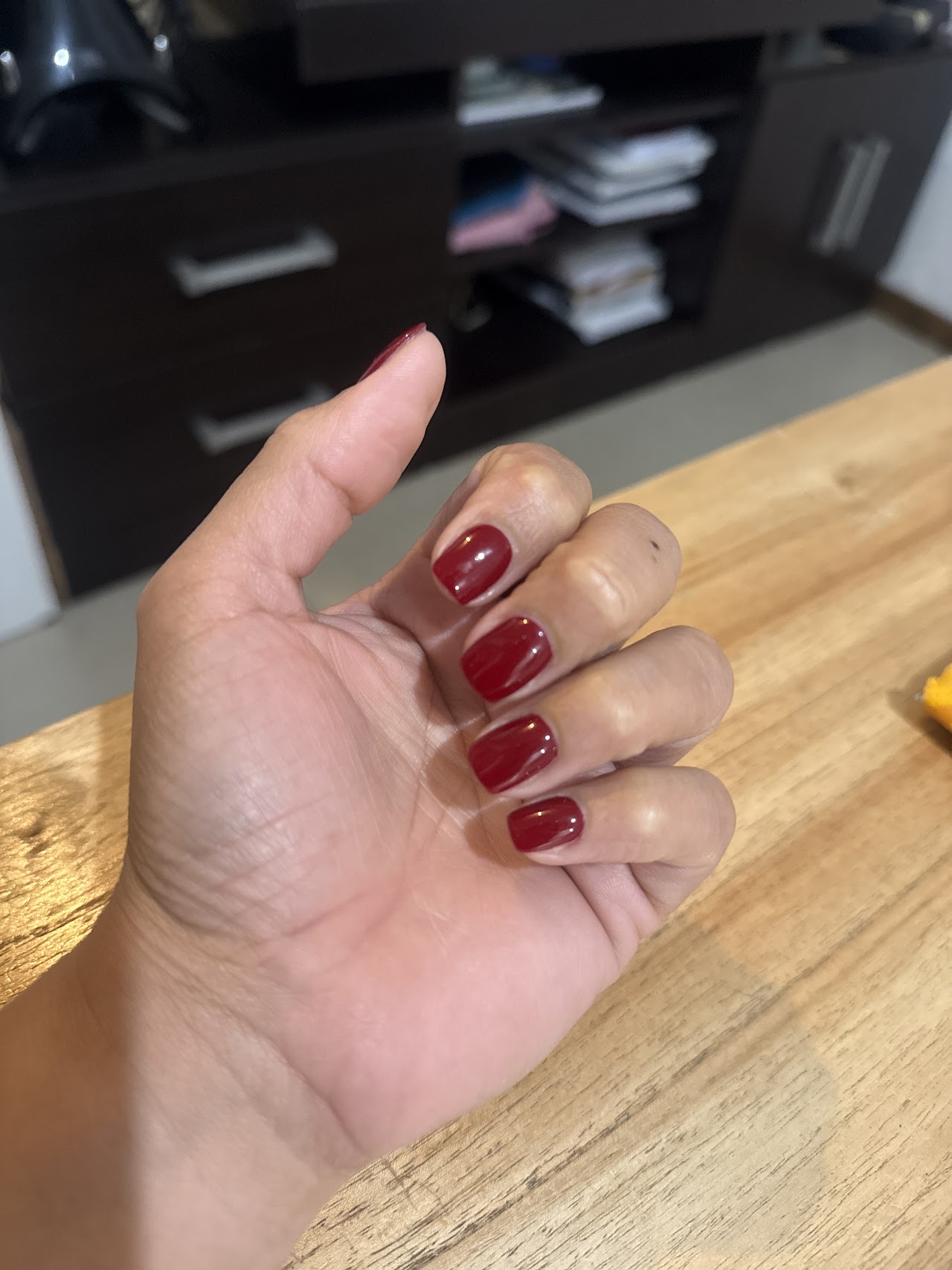 Detalle de manicura premium en Puerto Madero